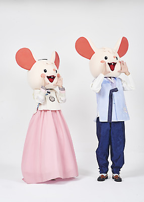 포토 JPG 스튜디오촬영 전신 한국전통 여자 명절 남자 새해 실내 서기 누끼 손짓 20대 성인 두명 앞모습 30대 귀여움 외침 한국인 쥐띠 쥐 한복 즐거움 흰배경 쥐캐릭터 동물탈 인형탈 흰쥐 성인만 2020년 경자년 국내포토 전통 기념일 감정 뷰포인트 동물캐릭터 백그라운드 컨셉 모션 한국 사람 동양인 청년 내부 장년 소리 흰색 십이지신 설치류 전통의상 연도 탈 파일형식