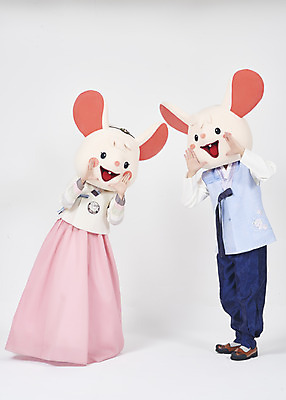 포토 JPG 스튜디오촬영 전신 한국전통 여자 명절 남자 새해 실내 서기 누끼 손짓 20대 성인 두명 앞모습 30대 귀여움 외침 한국인 쥐띠 쥐 한복 즐거움 흰배경 쥐캐릭터 동물탈 인형탈 흰쥐 성인만 2020년 경자년 국내포토 전통 기념일 감정 뷰포인트 동물캐릭터 백그라운드 컨셉 모션 한국 사람 동양인 청년 내부 장년 소리 흰색 십이지신 설치류 전통의상 연도 탈 파일형식