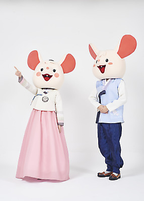 포토 JPG 스튜디오촬영 전신 한국전통 응시 여자 명절 남자 새해 실내 서기 누끼 20대 성인 두명 앞모습 옆모습 30대 귀여움 한국인 가리킴 쥐띠 쥐 한복 즐거움 흰배경 쥐캐릭터 동물탈 인형탈 흰쥐 성인만 2020년 경자년 국내포토 전통 시선 기념일 감정 뷰포인트 동물캐릭터 백그라운드 컨셉 모션 한국 사람 동양인 손짓 청년 내부 장년 흰색 십이지신 설치류 전통의상 연도 탈 파일형식