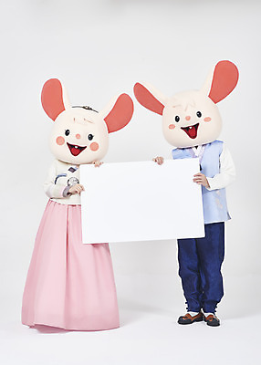 포토 JPG 스튜디오촬영 전신 한국전통 배너 여자 명절 남자 새해 사각프레임 실내 서기 들기 누끼 20대 성인 두명 앞모습 30대 귀여움 한국인 쥐띠 쥐 한복 즐거움 흰배경 쥐캐릭터 동물탈 인형탈 흰쥐 성인만 2020년 경자년 국내포토 전통 기념일 감정 뷰포인트 동물캐릭터 백그라운드 컨셉 모션 프레임 한국 사람 동양인 청년 내부 장년 사각형 흰색 십이지신 설치류 전통의상 연도 탈 파일형식
