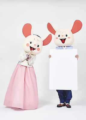 포토 JPG 스튜디오촬영 전신 한국전통 배너 여자 명절 남자 새해 사각프레임 실내 서기 들기 누끼 20대 성인 두명 앞모습 30대 귀여움 한국인 쥐띠 쥐 한복 즐거움 흰배경 쥐캐릭터 동물탈 인형탈 흰쥐 성인만 2020년 경자년 국내포토 전통 기념일 감정 뷰포인트 동물캐릭터 백그라운드 컨셉 모션 프레임 한국 사람 동양인 청년 내부 장년 사각형 흰색 십이지신 설치류 전통의상 연도 탈 파일형식