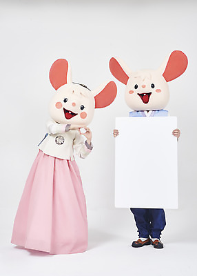 포토 JPG 스튜디오촬영 전신 한국전통 배너 여자 명절 남자 새해 사각프레임 실내 서기 들기 누끼 20대 성인 두명 앞모습 30대 귀여움 한국인 쥐띠 쥐 한복 즐거움 흰배경 쥐캐릭터 손하트 동물탈 인형탈 흰쥐 성인만 2020년 경자년 국내포토 전통 기념일 감정 뷰포인트 동물캐릭터 백그라운드 컨셉 모션 프레임 한국 사람 동양인 손짓 청년 내부 장년 사각형 흰색 십이지신 설치류 전통의상 연도 탈 파일형식