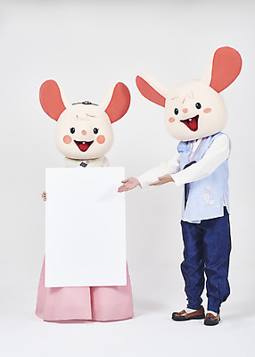 포토 JPG 스튜디오촬영 전신 한국전통 배너 여자 명절 남자 새해 안내 사각프레임 실내 서기 들기 누끼 20대 성인 두명 앞모습 옆모습 30대 귀여움 한국인 가리킴 쥐띠 쥐 한복 즐거움 흰배경 쥐캐릭터 동물탈 인형탈 흰쥐 성인만 2020년 경자년 국내포토 전통 기념일 감정 뷰포인트 동물캐릭터 백그라운드 컨셉 모션 프레임 한국 사람 동양인 손짓 청년 내부 장년 사각형 흰색 십이지신 설치류 전통의상 연도 탈 파일형식