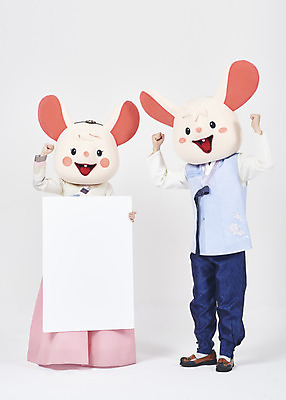 포토 JPG 스튜디오촬영 전신 한국전통 배너 여자 명절 남자 새해 사각프레임 실내 서기 들기 누끼 20대 성인 두명 앞모습 30대 귀여움 파이팅 주먹 한국인 쥐띠 쥐 한복 즐거움 흰배경 쥐캐릭터 동물탈 인형탈 흰쥐 성인만 2020년 경자년 국내포토 전통 기념일 감정 뷰포인트 동물캐릭터 백그라운드 컨셉 모션 프레임 한국 사람 동양인 청년 내부 장년 사각형 흰색 십이지신 설치류 전통의상 연도 탈 파일형식