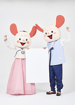 포토 JPG 스튜디오촬영 전신 한국전통 배너 여자 명절 남자 새해 사각프레임 실내 서기 들기 누끼 20대 성인 두명 앞모습 30대 귀여움 파이팅 주먹 한국인 쥐띠 쥐 한복 즐거움 흰배경 쥐캐릭터 동물탈 인형탈 흰쥐 성인만 2020년 경자년 국내포토 전통 기념일 감정 뷰포인트 동물캐릭터 백그라운드 컨셉 모션 프레임 한국 사람 동양인 청년 내부 장년 사각형 흰색 십이지신 설치류 전통의상 연도 탈 파일형식