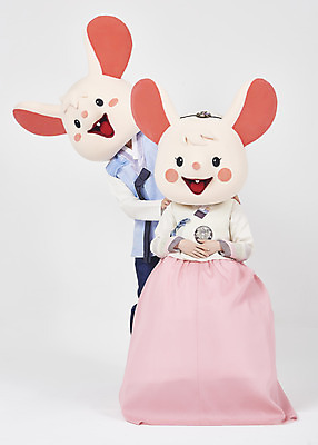 포토 JPG 스튜디오촬영 전신 한국전통 여자 명절 남자 새해 실내 서기 누끼 앉기 20대 성인 두명 앞모습 30대 귀여움 한국인 쥐띠 쥐 한복 즐거움 흰배경 쥐캐릭터 동물탈 인형탈 흰쥐 성인만 2020년 경자년 국내포토 전통 기념일 감정 뷰포인트 동물캐릭터 백그라운드 컨셉 모션 한국 사람 동양인 청년 내부 장년 흰색 십이지신 설치류 전통의상 연도 탈 파일형식