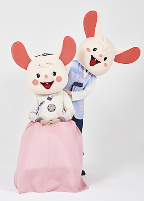 포토 JPG 스튜디오촬영 전신 한국전통 여자 명절 남자 새해 실내 서기 누끼 앉기 20대 성인 두명 앞모습 30대 귀여움 한국인 쥐띠 쥐 한복 즐거움 흰배경 쥐캐릭터 동물탈 인형탈 흰쥐 성인만 2020년 경자년 국내포토 전통 기념일 감정 뷰포인트 동물캐릭터 백그라운드 컨셉 모션 한국 사람 동양인 청년 내부 장년 흰색 십이지신 설치류 전통의상 연도 탈 파일형식