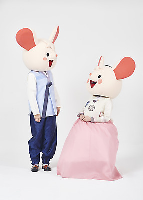 포토 JPG 스튜디오촬영 전신 한국전통 여자 명절 남자 새해 실내 서기 누끼 앉기 20대 성인 두명 옆모습 30대 마주보기 귀여움 한국인 쥐띠 쥐 한복 즐거움 흰배경 쥐캐릭터 동물탈 인형탈 흰쥐 성인만 2020년 경자년 국내포토 전통 기념일 감정 뷰포인트 동물캐릭터 백그라운드 컨셉 모션 한국 사람 동양인 청년 내부 장년 흰색 십이지신 설치류 전통의상 연도 탈 파일형식