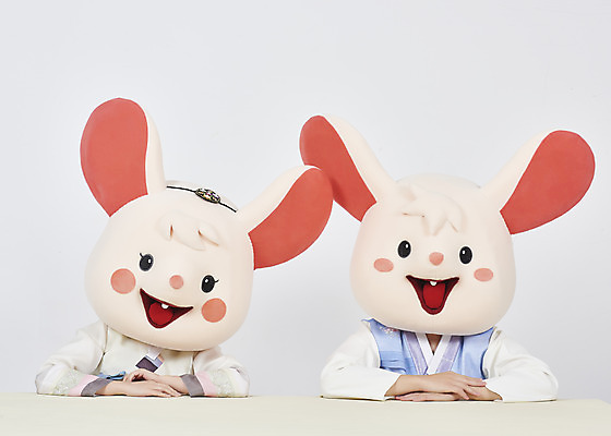 포토 JPG 스튜디오촬영 한국전통 여자 명절 남자 새해 실내 서기 누끼 상반신 20대 성인 두명 앞모습 30대 귀여움 한국인 쥐띠 쥐 한복 즐거움 흰배경 쥐캐릭터 동물탈 인형탈 흰쥐 성인만 2020년 경자년 국내포토 전통 기념일 감정 뷰포인트 동물캐릭터 백그라운드 컨셉 모션 한국 사람 동양인 청년 내부 장년 흰색 십이지신 설치류 전통의상 연도 탈 파일형식