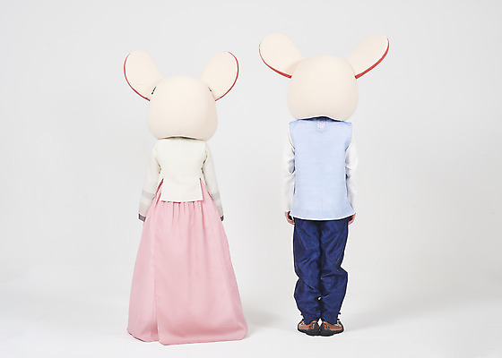 포토 JPG 스튜디오촬영 전신 한국전통 여자 명절 남자 새해 실내 서기 누끼 20대 성인 두명 뒷모습 30대 귀여움 한국인 쥐띠 쥐 한복 즐거움 흰배경 쥐캐릭터 동물탈 인형탈 흰쥐 성인만 2020년 경자년 국내포토 전통 기념일 감정 뷰포인트 동물캐릭터 백그라운드 컨셉 모션 한국 사람 동양인 청년 내부 장년 흰색 십이지신 설치류 전통의상 연도 탈 파일형식