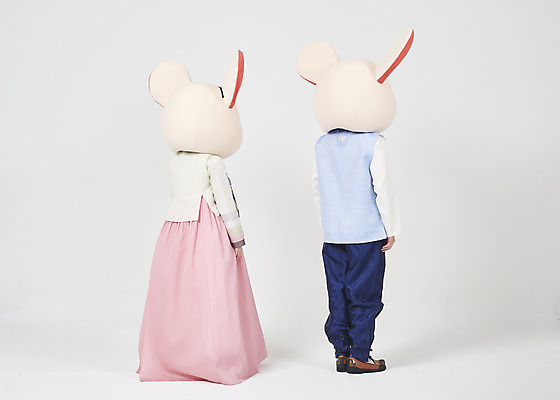 포토 JPG 스튜디오촬영 전신 한국전통 여자 명절 남자 새해 실내 서기 누끼 20대 성인 두명 뒷모습 30대 귀여움 한국인 쥐띠 쥐 한복 즐거움 흰배경 쥐캐릭터 동물탈 인형탈 흰쥐 성인만 2020년 경자년 국내포토 전통 기념일 감정 뷰포인트 동물캐릭터 백그라운드 컨셉 모션 한국 사람 동양인 청년 내부 장년 흰색 십이지신 설치류 전통의상 연도 탈 파일형식