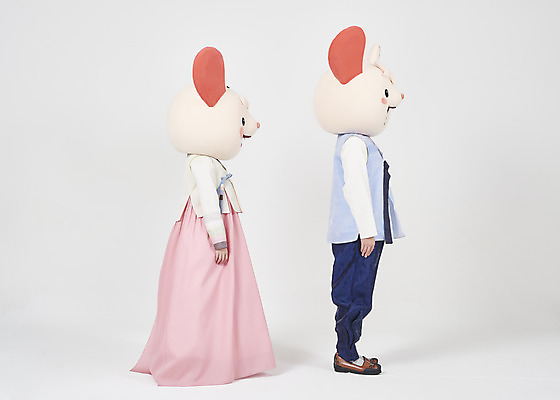 포토 JPG 스튜디오촬영 전신 한국전통 여자 명절 남자 새해 실내 서기 누끼 20대 성인 두명 옆모습 30대 귀여움 한국인 쥐띠 쥐 한복 즐거움 흰배경 쥐캐릭터 동물탈 인형탈 흰쥐 성인만 2020년 경자년 국내포토 전통 기념일 감정 뷰포인트 동물캐릭터 백그라운드 컨셉 모션 한국 사람 동양인 청년 내부 장년 흰색 십이지신 설치류 전통의상 연도 탈 파일형식