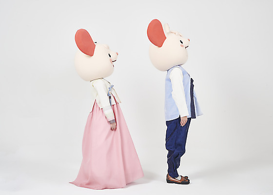 포토 JPG 스튜디오촬영 전신 한국전통 여자 명절 남자 새해 실내 서기 누끼 20대 성인 두명 옆모습 30대 귀여움 한국인 쥐띠 쥐 한복 즐거움 흰배경 쥐캐릭터 동물탈 인형탈 흰쥐 성인만 2020년 경자년 국내포토 전통 기념일 감정 뷰포인트 동물캐릭터 백그라운드 컨셉 모션 한국 사람 동양인 청년 내부 장년 흰색 십이지신 설치류 전통의상 연도 탈 파일형식