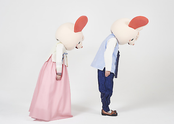 포토 JPG 스튜디오촬영 전신 한국전통 여자 명절 남자 새해 실내 서기 누끼 20대 성인 두명 옆모습 30대 귀여움 한국인 인사 쥐띠 쥐 한복 즐거움 흰배경 쥐캐릭터 동물탈 인형탈 흰쥐 성인만 2020년 경자년 국내포토 전통 기념일 감정 뷰포인트 동물캐릭터 백그라운드 컨셉 모션 한국 사람 동양인 청년 내부 장년 흰색 십이지신 예절 설치류 전통의상 연도 탈 파일형식