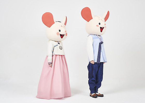 포토 JPG 스튜디오촬영 전신 한국전통 여자 명절 남자 새해 실내 서기 누끼 20대 성인 두명 옆모습 30대 귀여움 한국인 쥐띠 쥐 한복 즐거움 흰배경 쥐캐릭터 동물탈 인형탈 흰쥐 성인만 2020년 경자년 국내포토 전통 기념일 감정 뷰포인트 동물캐릭터 백그라운드 컨셉 모션 한국 사람 동양인 청년 내부 장년 흰색 십이지신 설치류 전통의상 연도 탈 파일형식