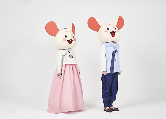 포토 JPG 스튜디오촬영 전신 한국전통 여자 명절 남자 새해 실내 서기 누끼 20대 성인 두명 옆모습 30대 귀여움 한국인 쥐띠 쥐 한복 즐거움 흰배경 쥐캐릭터 동물탈 인형탈 흰쥐 성인만 2020년 경자년 국내포토 전통 기념일 감정 뷰포인트 동물캐릭터 백그라운드 컨셉 모션 한국 사람 동양인 청년 내부 장년 흰색 십이지신 설치류 전통의상 연도 탈 파일형식