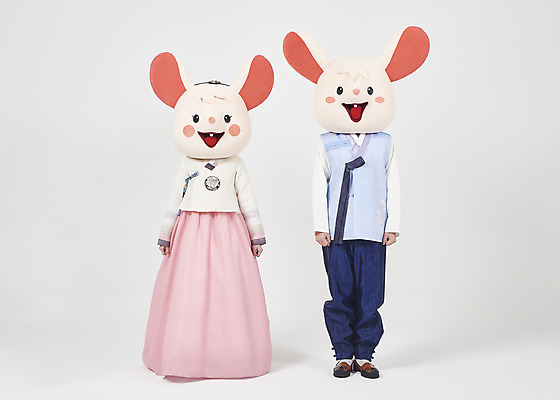 포토 JPG 스튜디오촬영 전신 한국전통 여자 명절 남자 새해 실내 서기 누끼 20대 성인 두명 앞모습 30대 귀여움 한국인 쥐띠 쥐 한복 즐거움 흰배경 쥐캐릭터 동물탈 인형탈 흰쥐 성인만 2020년 경자년 국내포토 전통 기념일 감정 뷰포인트 동물캐릭터 백그라운드 컨셉 모션 한국 사람 동양인 청년 내부 장년 흰색 십이지신 설치류 전통의상 연도 탈 파일형식