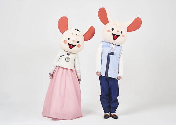 포토 JPG 스튜디오촬영 전신 한국전통 여자 명절 남자 새해 실내 서기 누끼 20대 성인 두명 앞모습 30대 귀여움 한국인 쥐띠 쥐 한복 즐거움 흰배경 쥐캐릭터 동물탈 인형탈 흰쥐 성인만 2020년 경자년 국내포토 전통 기념일 감정 뷰포인트 동물캐릭터 백그라운드 컨셉 모션 한국 사람 동양인 청년 내부 장년 흰색 십이지신 설치류 전통의상 연도 탈 파일형식