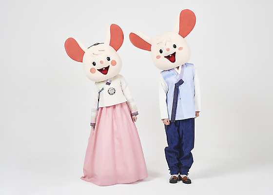 포토 JPG 스튜디오촬영 전신 한국전통 여자 명절 남자 새해 실내 서기 누끼 20대 성인 두명 앞모습 30대 귀여움 한국인 쥐띠 쥐 한복 즐거움 흰배경 쥐캐릭터 동물탈 인형탈 흰쥐 성인만 2020년 경자년 국내포토 전통 기념일 감정 뷰포인트 동물캐릭터 백그라운드 컨셉 모션 한국 사람 동양인 청년 내부 장년 흰색 십이지신 설치류 전통의상 연도 탈 파일형식