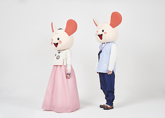 포토 JPG 스튜디오촬영 전신 한국전통 여자 명절 남자 새해 실내 서기 누끼 20대 성인 두명 옆모습 30대 귀여움 한국인 쥐띠 쥐 한복 즐거움 흰배경 쥐캐릭터 동물탈 인형탈 흰쥐 성인만 2020년 경자년 국내포토 전통 기념일 감정 뷰포인트 동물캐릭터 백그라운드 컨셉 모션 한국 사람 동양인 청년 내부 장년 흰색 십이지신 설치류 전통의상 연도 탈 파일형식