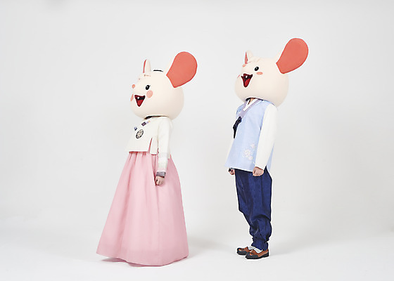 포토 JPG 스튜디오촬영 전신 한국전통 여자 명절 남자 새해 실내 서기 누끼 20대 성인 두명 옆모습 30대 귀여움 한국인 쥐띠 쥐 한복 즐거움 흰배경 쥐캐릭터 동물탈 인형탈 흰쥐 성인만 2020년 경자년 국내포토 전통 기념일 감정 뷰포인트 동물캐릭터 백그라운드 컨셉 모션 한국 사람 동양인 청년 내부 장년 흰색 십이지신 설치류 전통의상 연도 탈 파일형식