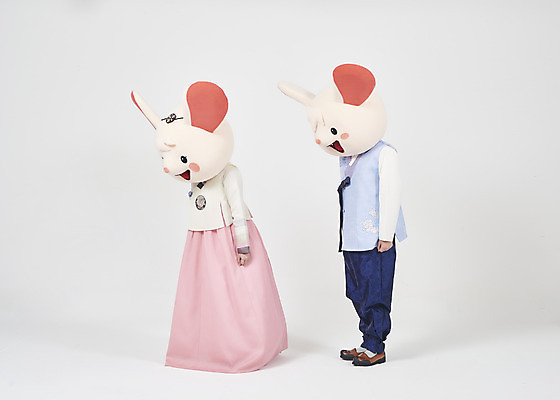 포토 JPG 스튜디오촬영 전신 한국전통 여자 명절 남자 새해 실내 서기 누끼 20대 성인 두명 옆모습 30대 귀여움 한국인 인사 쥐띠 쥐 한복 즐거움 흰배경 쥐캐릭터 동물탈 인형탈 흰쥐 성인만 2020년 경자년 국내포토 전통 기념일 감정 뷰포인트 동물캐릭터 백그라운드 컨셉 모션 한국 사람 동양인 청년 내부 장년 흰색 십이지신 예절 설치류 전통의상 연도 탈 파일형식