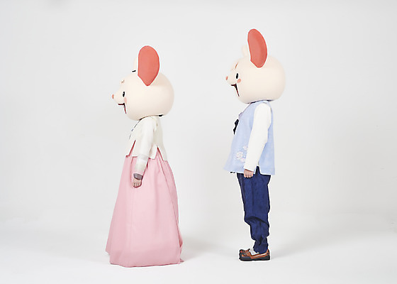 포토 JPG 스튜디오촬영 전신 한국전통 여자 명절 남자 새해 실내 서기 누끼 20대 성인 두명 옆모습 30대 귀여움 한국인 쥐띠 쥐 한복 즐거움 흰배경 쥐캐릭터 동물탈 인형탈 흰쥐 성인만 2020년 경자년 국내포토 전통 기념일 감정 뷰포인트 동물캐릭터 백그라운드 컨셉 모션 한국 사람 동양인 청년 내부 장년 흰색 십이지신 설치류 전통의상 연도 탈 파일형식