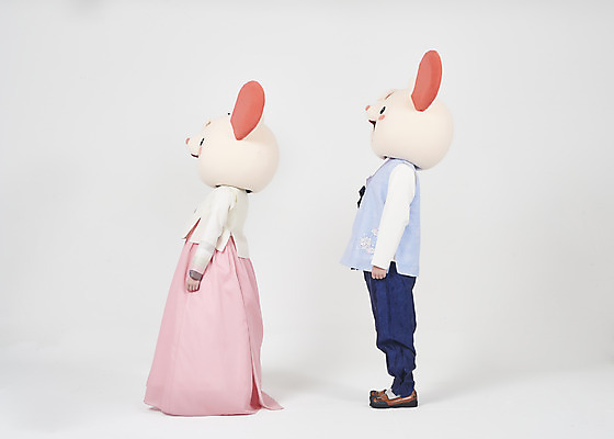 포토 JPG 스튜디오촬영 전신 한국전통 여자 명절 남자 새해 실내 서기 누끼 20대 성인 두명 옆모습 30대 귀여움 한국인 쥐띠 쥐 한복 즐거움 흰배경 쥐캐릭터 동물탈 인형탈 흰쥐 성인만 2020년 경자년 국내포토 전통 기념일 감정 뷰포인트 동물캐릭터 백그라운드 컨셉 모션 한국 사람 동양인 청년 내부 장년 흰색 십이지신 설치류 전통의상 연도 탈 파일형식