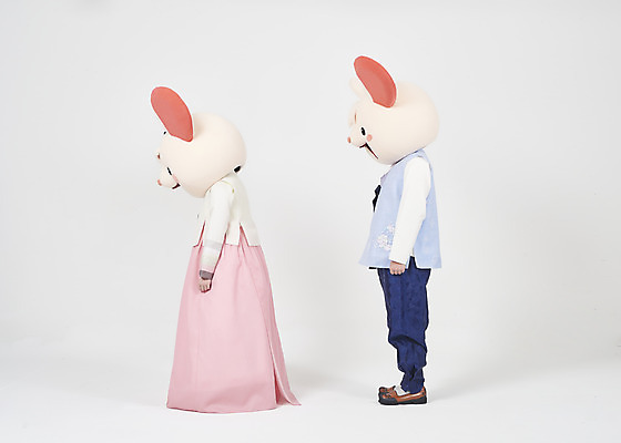 포토 JPG 스튜디오촬영 전신 한국전통 여자 명절 남자 새해 실내 서기 누끼 20대 성인 두명 옆모습 30대 귀여움 한국인 쥐띠 쥐 한복 즐거움 흰배경 쥐캐릭터 동물탈 인형탈 흰쥐 성인만 2020년 경자년 국내포토 전통 기념일 감정 뷰포인트 동물캐릭터 백그라운드 컨셉 모션 한국 사람 동양인 청년 내부 장년 흰색 십이지신 설치류 전통의상 연도 탈 파일형식