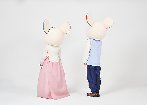 포토 JPG 스튜디오촬영 전신 한국전통 여자 명절 남자 새해 실내 서기 누끼 20대 성인 두명 뒷모습 30대 귀여움 한국인 쥐띠 쥐 한복 즐거움 흰배경 쥐캐릭터 동물탈 인형탈 흰쥐 성인만 2020년 경자년 국내포토 전통 기념일 감정 뷰포인트 동물캐릭터 백그라운드 컨셉 모션 한국 사람 동양인 청년 내부 장년 흰색 십이지신 설치류 전통의상 연도 탈 파일형식