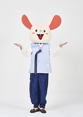 포토 JPG 스튜디오촬영 전신 한국전통 명절 남자 새해 실내 한명 서기 누끼 손짓 성인 두명 앞모습 30대 귀여움 한국인 쥐띠 쥐 한복 즐거움 흰배경 쥐캐릭터 동물탈 인형탈 흰쥐 성인남자한명만 2020년 경자년 국내포토 1 전통 기념일 감정 뷰포인트 동물캐릭터 백그라운드 컨셉 모션 한국 사람 동양인 내부 장년 흰색 십이지신 설치류 전통의상 연도 탈 남자한명만 성인남자만 파일형식