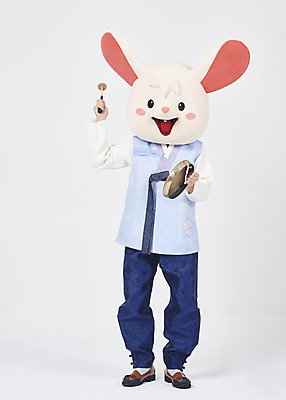 포토 JPG 스튜디오촬영 전신 한국전통 명절 남자 새해 실내 한명 서기 누끼 성인 두명 앞모습 30대 귀여움 한국인 쥐띠 쥐 한복 즐거움 흰배경 쥐캐릭터 꽹과리 동물탈 인형탈 흰쥐 성인남자한명만 2020년 경자년 국내포토 1 전통 기념일 감정 뷰포인트 동물캐릭터 백그라운드 컨셉 모션 타악기 한국 국악기 사람 동양인 내부 장년 흰색 십이지신 설치류 전통의상 연도 탈 남자한명만 성인남자만 파일형식