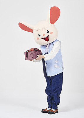 포토 JPG 스튜디오촬영 전신 한국전통 명절 남자 새해 실내 선물 한명 서기 들기 누끼 성인 옆모습 30대 선물상자 귀여움 한국인 쥐띠 쥐 한복 즐거움 보따리 흰배경 쥐캐릭터 동물탈 인형탈 흰쥐 성인남자한명만 2020년 경자년 국내포토 1 전통 기념일 감정 뷰포인트 동물캐릭터 백그라운드 컨셉 모션 한국 사람 동양인 내부 장년 상자 흰색 십이지신 설치류 전통의상 연도 탈 남자한명만 성인남자만 파일형식