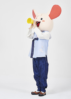 포토 JPG 스튜디오촬영 전신 한국전통 명절 남자 새해 실내 한명 서기 들기 누끼 성인 두명 옆모습 30대 귀여움 확성기 외침 한국인 쥐띠 쥐 한복 즐거움 흰배경 쥐캐릭터 동물탈 인형탈 흰쥐 성인남자한명만 2020년 경자년 국내포토 1 전통 기념일 감정 뷰포인트 동물캐릭터 백그라운드 컨셉 모션 한국 사람 동양인 내부 장년 소리 흰색 십이지신 설치류 전통의상 연도 탈 남자한명만 성인남자만 파일형식