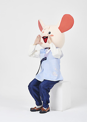 포토 JPG 스튜디오촬영 전신 한국전통 명절 남자 새해 실내 한명 누끼 앉기 손짓 성인 두명 옆모습 30대 귀여움 외침 한국인 쥐띠 쥐 한복 즐거움 흰배경 쥐캐릭터 동물탈 인형탈 흰쥐 성인남자한명만 2020년 경자년 국내포토 1 전통 기념일 감정 뷰포인트 동물캐릭터 백그라운드 컨셉 모션 한국 사람 동양인 내부 장년 소리 흰색 십이지신 설치류 전통의상 연도 탈 남자한명만 성인남자만 파일형식