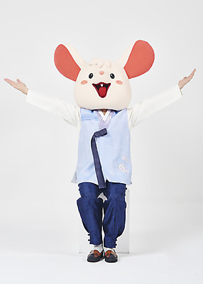 포토 JPG 스튜디오촬영 전신 한국전통 명절 남자 팔벌리기 새해 실내 한명 누끼 앉기 성인 두명 앞모습 30대 귀여움 한국인 쥐띠 쥐 한복 즐거움 흰배경 쥐캐릭터 동물탈 인형탈 흰쥐 성인남자한명만 2020년 경자년 국내포토 1 전통 기념일 감정 뷰포인트 동물캐릭터 백그라운드 컨셉 모션 한국 사람 동양인 내부 장년 흰색 십이지신 설치류 전통의상 연도 탈 남자한명만 성인남자만 파일형식