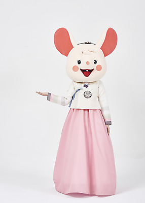 포토 JPG 스튜디오촬영 전신 한국전통 여자 명절 새해 안내 실내 한명 서기 누끼 손짓 20대 성인 앞모습 귀여움 한국인 쥐띠 쥐 한복 즐거움 흰배경 쥐캐릭터 동물탈 인형탈 흰쥐 성인여자한명만 2020년 경자년 국내포토 1 전통 기념일 감정 뷰포인트 동물캐릭터 백그라운드 컨셉 모션 한국 사람 동양인 청년 내부 흰색 십이지신 설치류 전통의상 연도 탈 여자한명만 성인여자만 파일형식