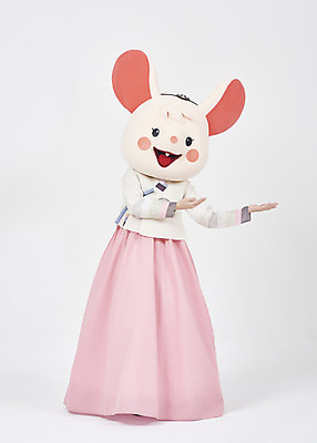 포토 JPG 스튜디오촬영 전신 한국전통 여자 명절 새해 안내 실내 한명 서기 누끼 손짓 20대 성인 앞모습 귀여움 한국인 가리킴 쥐띠 쥐 한복 즐거움 흰배경 쥐캐릭터 동물탈 인형탈 흰쥐 성인여자한명만 2020년 경자년 국내포토 1 전통 기념일 감정 뷰포인트 동물캐릭터 백그라운드 컨셉 모션 한국 사람 동양인 청년 내부 흰색 십이지신 설치류 전통의상 연도 탈 여자한명만 성인여자만 파일형식