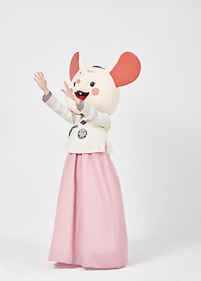 포토 JPG 스튜디오촬영 전신 한국전통 여자 명절 새해 실내 한명 서기 누끼 20대 성인 옆모습 귀여움 한국인 쥐띠 쥐 한복 즐거움 흰배경 쥐캐릭터 손뻗기 간절함 동물탈 인형탈 흰쥐 성인여자한명만 2020년 경자년 국내포토 1 전통 기념일 감정 뷰포인트 동물캐릭터 백그라운드 컨셉 모션 한국 사람 동양인 청년 내부 흰색 십이지신 설치류 전통의상 연도 탈 여자한명만 성인여자만 파일형식