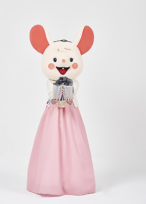 포토 JPG 스튜디오촬영 전신 한국전통 여자 명절 새해 실내 선물 한명 서기 들기 누끼 20대 성인 앞모습 선물상자 귀여움 한국인 쥐띠 쥐 한복 즐거움 보따리 흰배경 쥐캐릭터 동물탈 인형탈 흰쥐 성인여자한명만 2020년 경자년 국내포토 1 전통 기념일 감정 뷰포인트 동물캐릭터 백그라운드 컨셉 모션 한국 사람 동양인 청년 내부 상자 흰색 십이지신 설치류 전통의상 연도 탈 여자한명만 성인여자만 파일형식