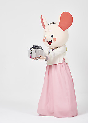 포토 JPG 스튜디오촬영 전신 한국전통 여자 명절 새해 실내 선물 한명 서기 들기 누끼 20대 성인 옆모습 선물상자 귀여움 한국인 쥐띠 쥐 한복 즐거움 보따리 흰배경 쥐캐릭터 동물탈 인형탈 흰쥐 성인여자한명만 2020년 경자년 국내포토 1 전통 기념일 감정 뷰포인트 동물캐릭터 백그라운드 컨셉 모션 한국 사람 동양인 청년 내부 상자 흰색 십이지신 설치류 전통의상 연도 탈 여자한명만 성인여자만 파일형식