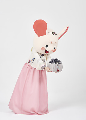 포토 JPG 스튜디오촬영 전신 한국전통 여자 명절 새해 실내 선물 한명 서기 들기 누끼 20대 성인 옆모습 선물상자 귀여움 한국인 인사 쥐띠 쥐 한복 즐거움 보따리 흰배경 쥐캐릭터 동물탈 인형탈 흰쥐 성인여자한명만 2020년 경자년 국내포토 1 전통 기념일 감정 뷰포인트 동물캐릭터 백그라운드 컨셉 모션 한국 사람 동양인 청년 내부 상자 흰색 십이지신 예절 설치류 전통의상 연도 탈 여자한명만 성인여자만 파일형식