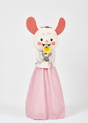 포토 JPG 스튜디오촬영 전신 한국전통 여자 명절 새해 실내 한명 서기 들기 누끼 20대 성인 앞모습 귀여움 확성기 외침 한국인 쥐띠 쥐 한복 즐거움 흰배경 쥐캐릭터 동물탈 인형탈 흰쥐 성인여자한명만 2020년 경자년 국내포토 1 전통 기념일 감정 뷰포인트 동물캐릭터 백그라운드 컨셉 모션 한국 사람 동양인 청년 내부 소리 흰색 십이지신 설치류 전통의상 연도 탈 여자한명만 성인여자만 파일형식