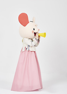 포토 JPG 스튜디오촬영 전신 한국전통 여자 명절 새해 실내 한명 서기 들기 누끼 20대 성인 옆모습 귀여움 확성기 외침 한국인 쥐띠 쥐 한복 즐거움 흰배경 쥐캐릭터 동물탈 인형탈 흰쥐 성인여자한명만 2020년 경자년 국내포토 1 전통 기념일 감정 뷰포인트 동물캐릭터 백그라운드 컨셉 모션 한국 사람 동양인 청년 내부 소리 흰색 십이지신 설치류 전통의상 연도 탈 여자한명만 성인여자만 파일형식