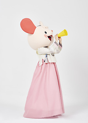 포토 JPG 스튜디오촬영 전신 한국전통 여자 명절 새해 실내 한명 서기 들기 누끼 20대 성인 옆모습 귀여움 확성기 외침 한국인 쥐띠 쥐 한복 즐거움 흰배경 쥐캐릭터 동물탈 인형탈 흰쥐 성인여자한명만 2020년 경자년 국내포토 1 전통 기념일 감정 뷰포인트 동물캐릭터 백그라운드 컨셉 모션 한국 사람 동양인 청년 내부 소리 흰색 십이지신 설치류 전통의상 연도 탈 여자한명만 성인여자만 파일형식