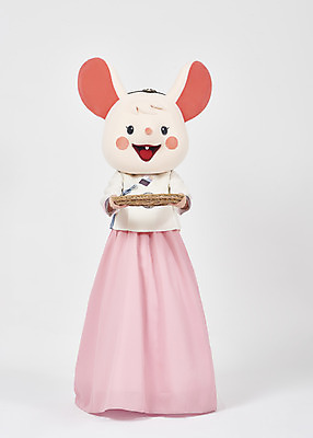 포토 JPG 스튜디오촬영 전신 한국전통 여자 명절 새해 실내 한명 서기 들기 누끼 20대 성인 앞모습 귀여움 한국인 쥐띠 쥐 한복 즐거움 흰배경 쥐캐릭터 동물탈 인형탈 흰쥐 성인여자한명만 2020년 경자년 라탄바구니 국내포토 1 전통 기념일 감정 뷰포인트 동물캐릭터 백그라운드 컨셉 모션 한국 사람 동양인 청년 내부 바구니 흰색 십이지신 설치류 전통의상 연도 탈 여자한명만 성인여자만 파일형식