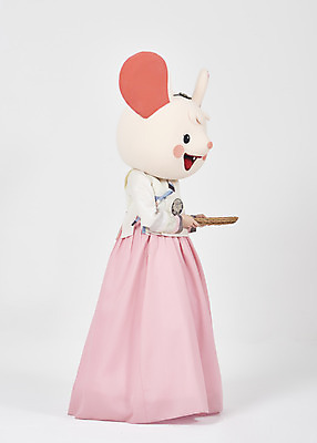 포토 JPG 스튜디오촬영 전신 한국전통 여자 명절 새해 실내 한명 서기 들기 누끼 20대 성인 옆모습 귀여움 한국인 쥐띠 쥐 한복 즐거움 흰배경 쥐캐릭터 동물탈 인형탈 흰쥐 성인여자한명만 2020년 경자년 라탄바구니 국내포토 1 전통 기념일 감정 뷰포인트 동물캐릭터 백그라운드 컨셉 모션 한국 사람 동양인 청년 내부 바구니 흰색 십이지신 설치류 전통의상 연도 탈 여자한명만 성인여자만 파일형식