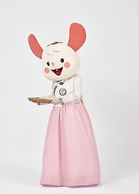 포토 JPG 스튜디오촬영 전신 한국전통 여자 명절 새해 실내 한명 서기 들기 누끼 20대 성인 앞모습 귀여움 한국인 쥐띠 쥐 한복 즐거움 흰배경 쥐캐릭터 동물탈 인형탈 흰쥐 성인여자한명만 2020년 경자년 라탄바구니 국내포토 1 전통 기념일 감정 뷰포인트 동물캐릭터 백그라운드 컨셉 모션 한국 사람 동양인 청년 내부 바구니 흰색 십이지신 설치류 전통의상 연도 탈 여자한명만 성인여자만 파일형식