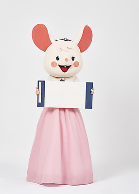 포토 JPG 스튜디오촬영 전신 한국전통 여자 명절 새해 실내 한명 서기 들기 누끼 20대 성인 앞모습 귀여움 한국인 쥐띠 쥐 한복 한지 즐거움 흰배경 족자 쥐캐릭터 동물탈 인형탈 흰쥐 성인여자한명만 2020년 경자년 국내포토 1 전통 기념일 감정 종이 뷰포인트 동물캐릭터 백그라운드 컨셉 모션 한국 사람 동양인 청년 내부 흰색 십이지신 설치류 전통의상 연도 탈 여자한명만 성인여자만 파일형식