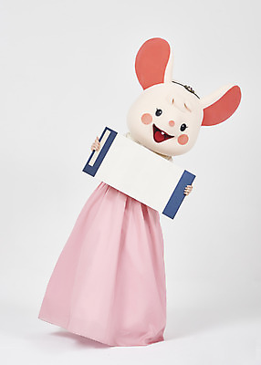 포토 JPG 스튜디오촬영 전신 한국전통 여자 명절 새해 실내 한명 서기 들기 누끼 20대 성인 앞모습 귀여움 한국인 쥐띠 쥐 한복 한지 즐거움 흰배경 족자 쥐캐릭터 동물탈 인형탈 흰쥐 성인여자한명만 2020년 경자년 국내포토 1 전통 기념일 감정 종이 뷰포인트 동물캐릭터 백그라운드 컨셉 모션 한국 사람 동양인 청년 내부 흰색 십이지신 설치류 전통의상 연도 탈 여자한명만 성인여자만 파일형식